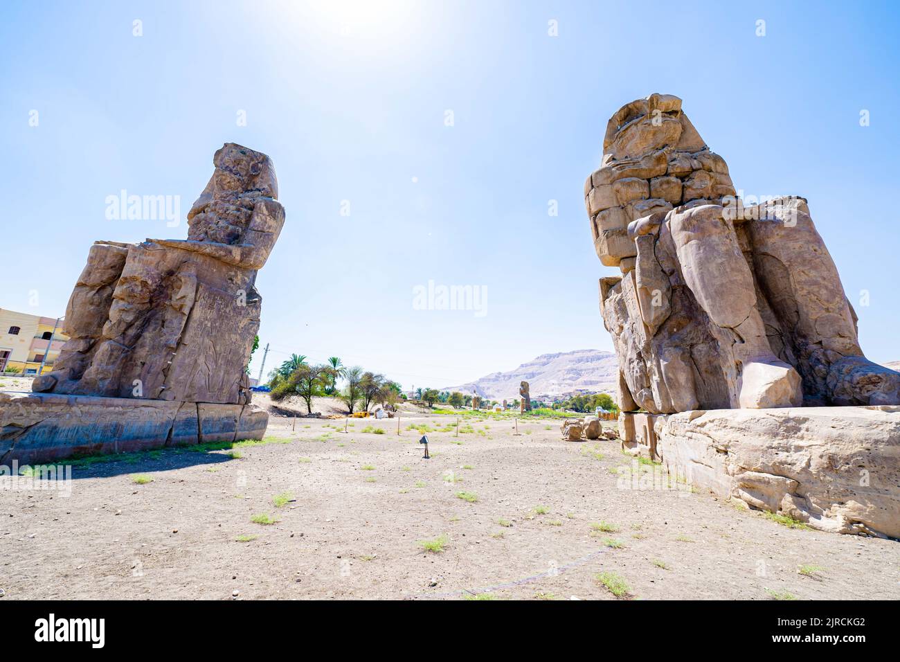 Monumentos históricos Colosos de Memnon, dos enormes estatuas de piedra del faraón Amenhotep III Monumentos históricos Colosos de Memnon, dos enormes estatuas de piedra del faraón Amenhotep III