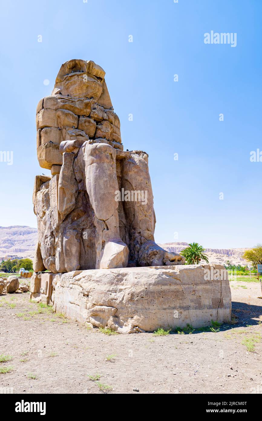 Monumentos históricos Colosos de Memnon, dos enormes estatuas de piedra del faraón Amenhotep III