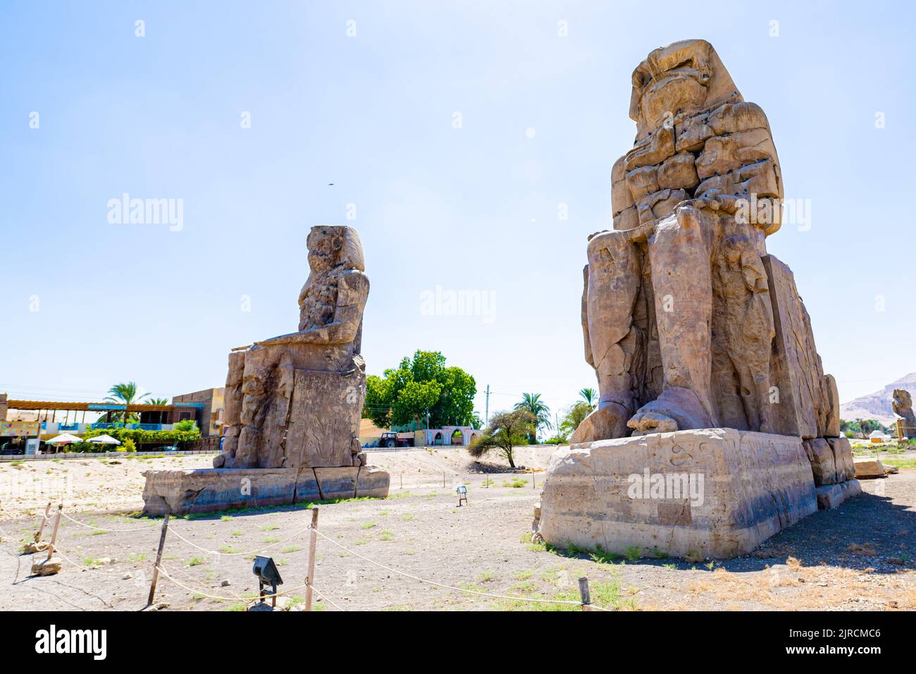 Monumentos históricos Colosos de Memnon, dos enormes estatuas de piedra del faraón Amenhotep III