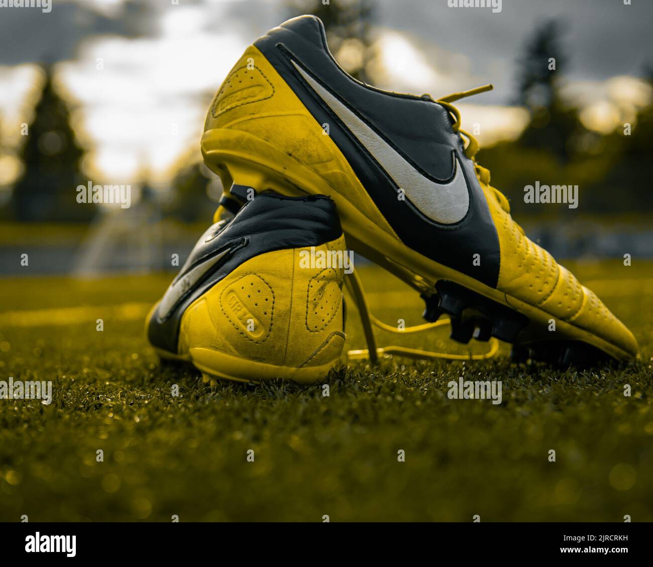 Zapatos nike amarillos fotografías e imágenes de alta resolución - Alamy