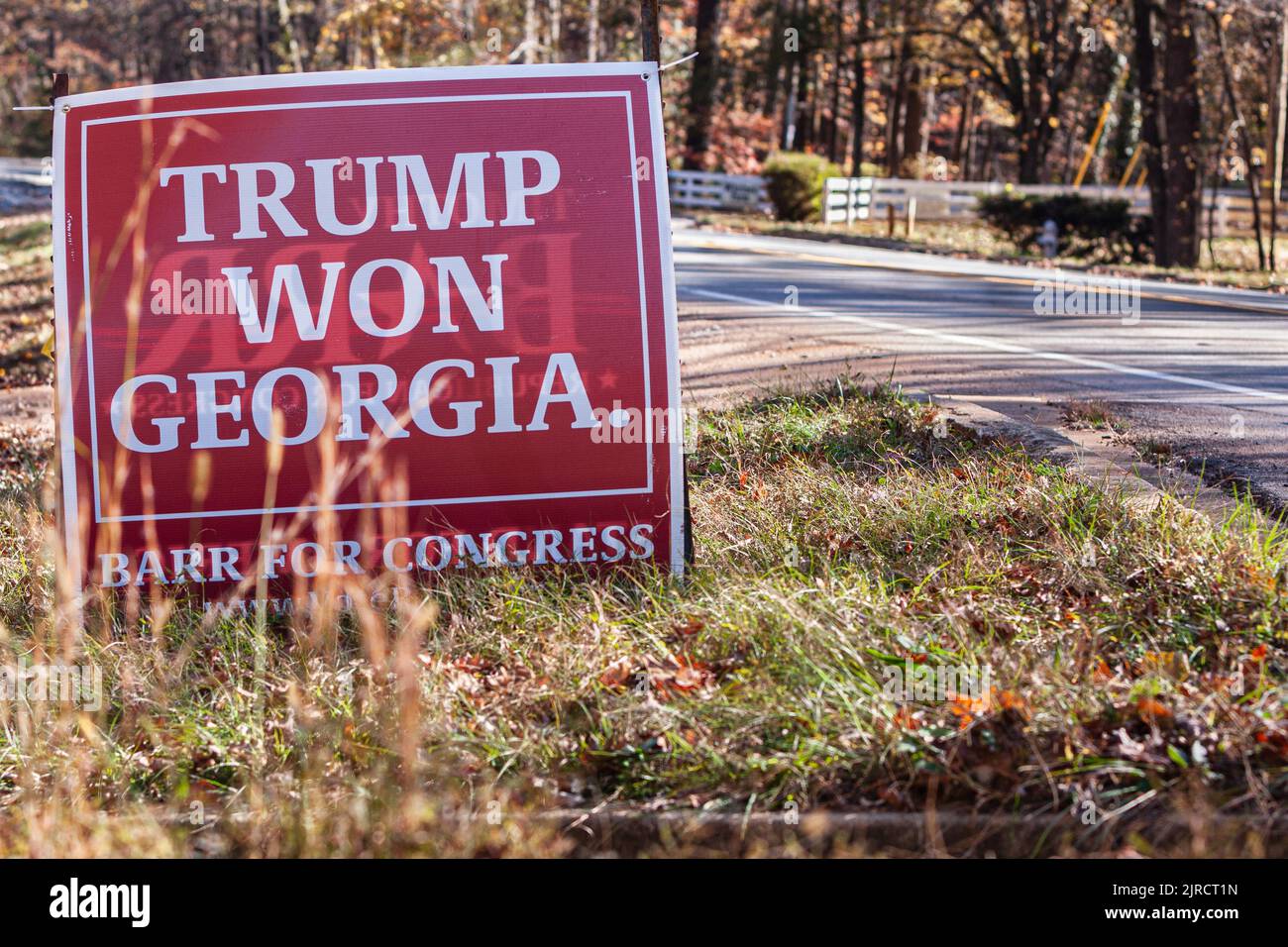 LAWRENCEVILLE, GA - 20 DE NOVIEMBRE: Un cartel de campaña que dice 'Trump ganó Georgia' se sienta en la hierba junto a una calle el 20 de noviembre de 2021 en Lawrenceville. Foto de stock