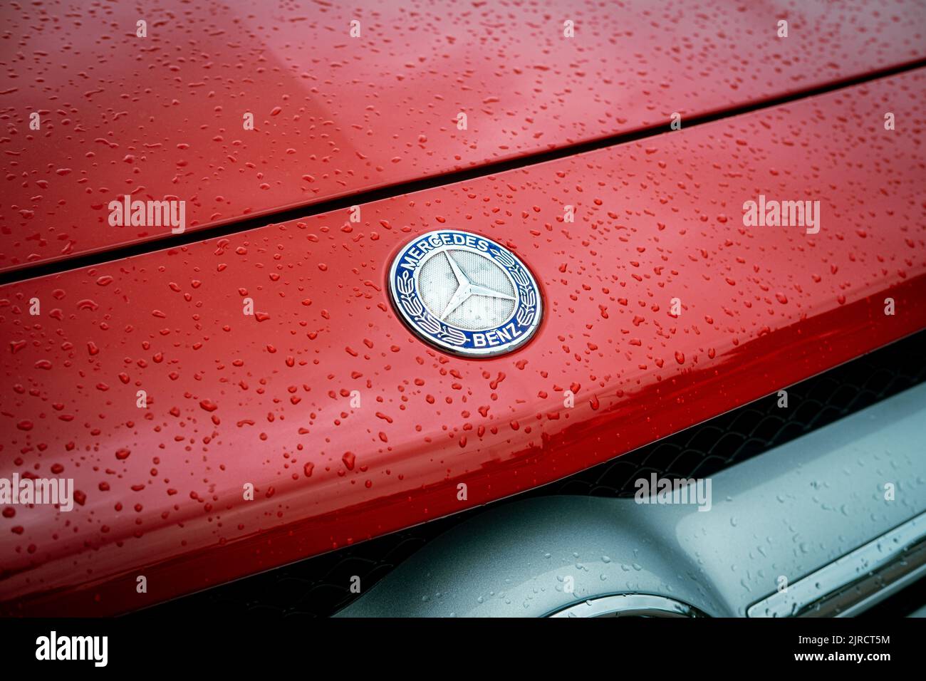 Un logotipo rojo de Mercedes GLA 200 en un día lluvioso Foto de stock