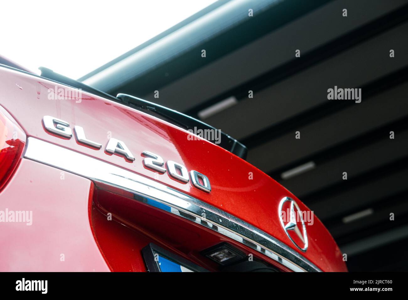 Un logotipo en la espalda de Mercedes GLA 200 rojo Foto de stock