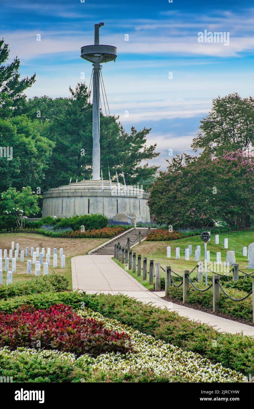 El USS Maine Memorial entre las tumbas de la Guerra HispanoAmericana en el Cementerio Nacional