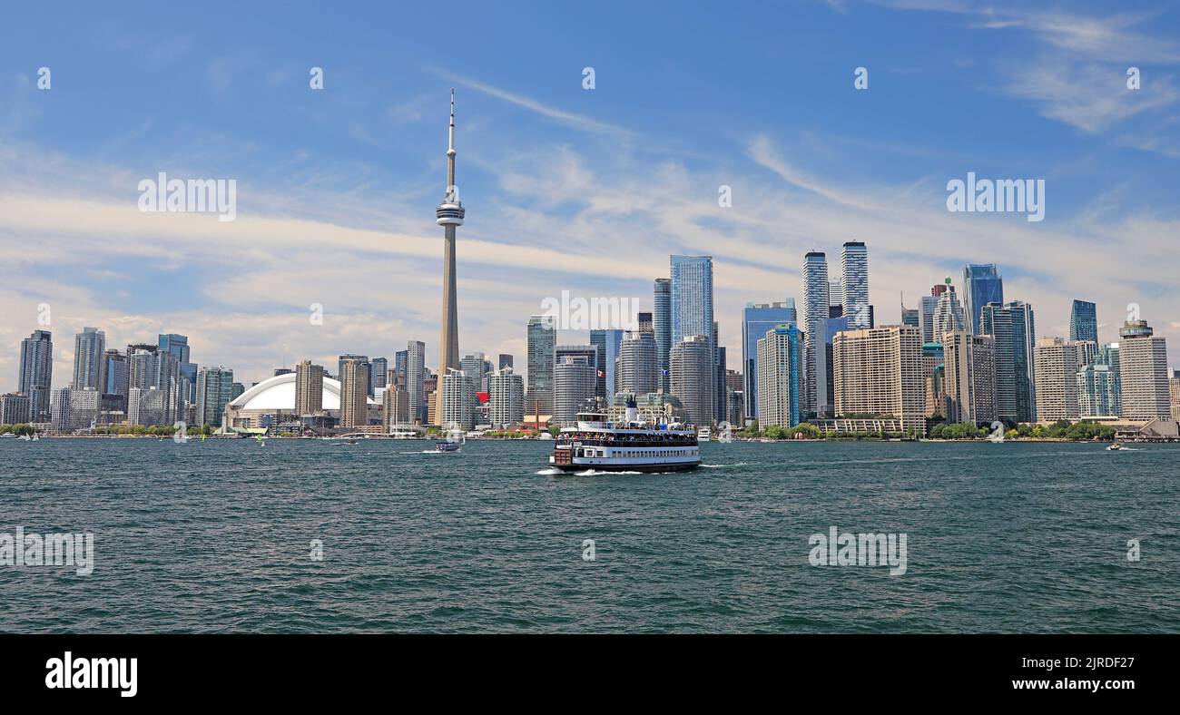 El horizonte de Toronto y el lago de Ontario con ferry en primer plano Foto de stock