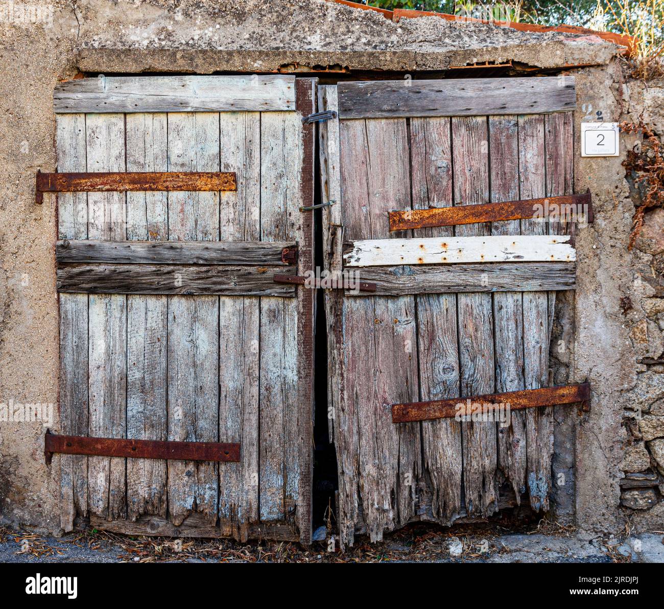 Puertas de madera de edad Palau Cerdeña Foto de stock