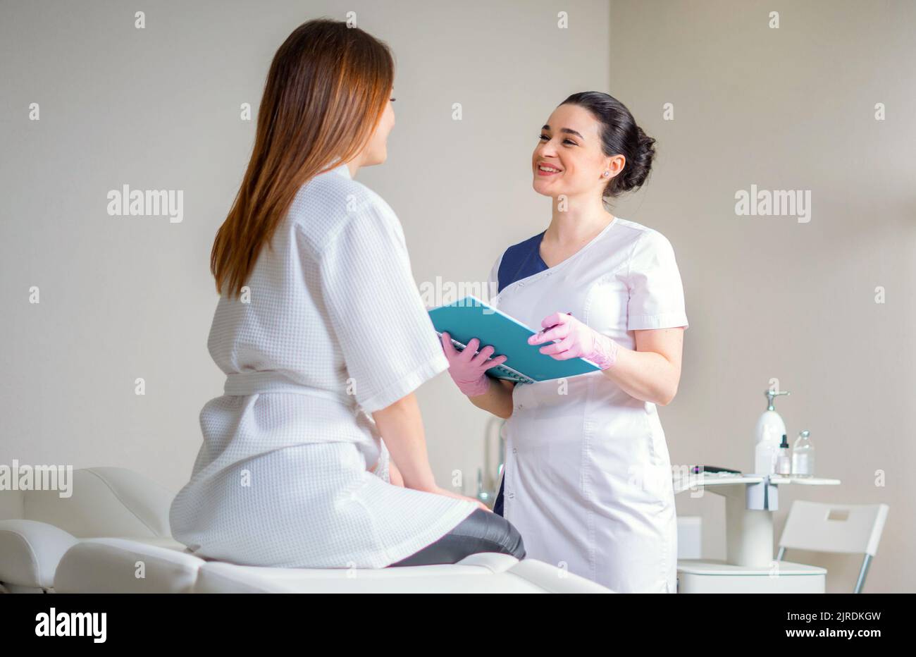 Esteticista Con Uniforme Médico Imagen de archivo - Imagen de sano,  peladura: 272286387