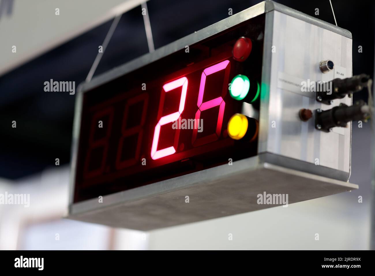 Placa de display de información LED industrial. Enfoque selectivo. Foto de stock