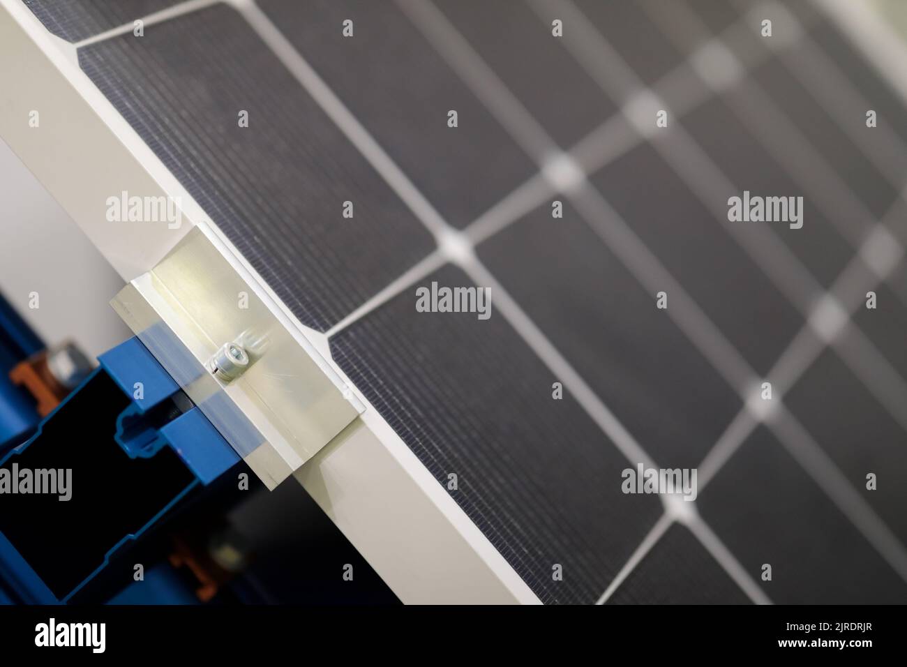 Panel de celdas solares con soportes de montaje. Enfoque selectivo. Foto de stock