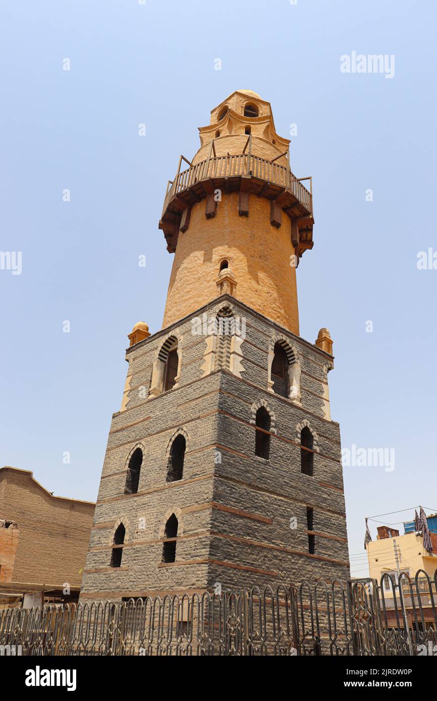 Antiguo minarete islámico de la mezquita Al-Amry en Esna, Luxor, Egipto Foto de stock