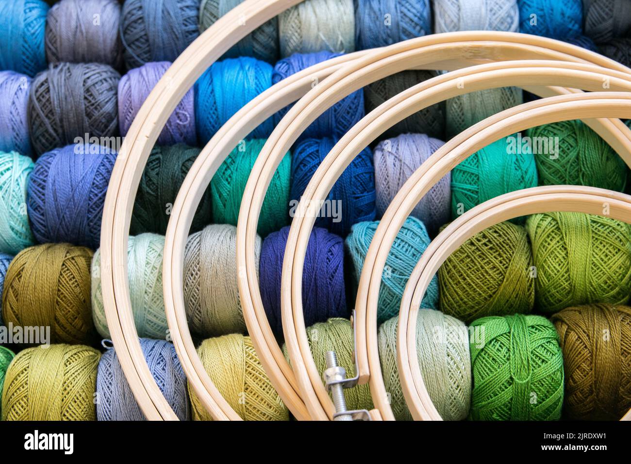 Rollos de hilo de algodón de colores para máquina de coser en tienda.  Bobinas de hilo para la industria de la confección Fotografía de stock -  Alamy