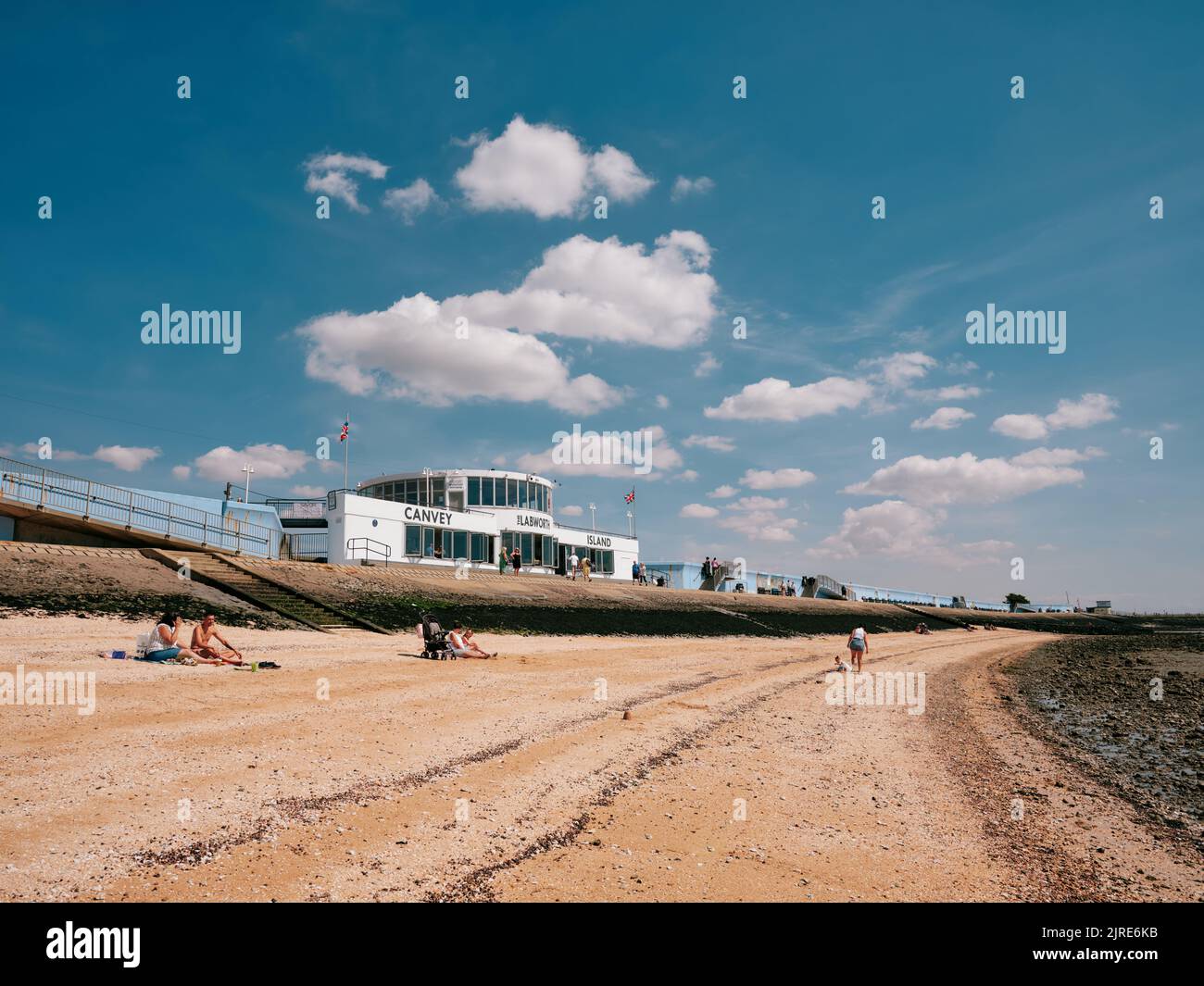 La arquitectura modernista del Labworth Cafe y la costa costera de verano con marea baja de Canvey Island, el estuario del Támesis, Essex, Inglaterra, Reino Unido Foto de stock