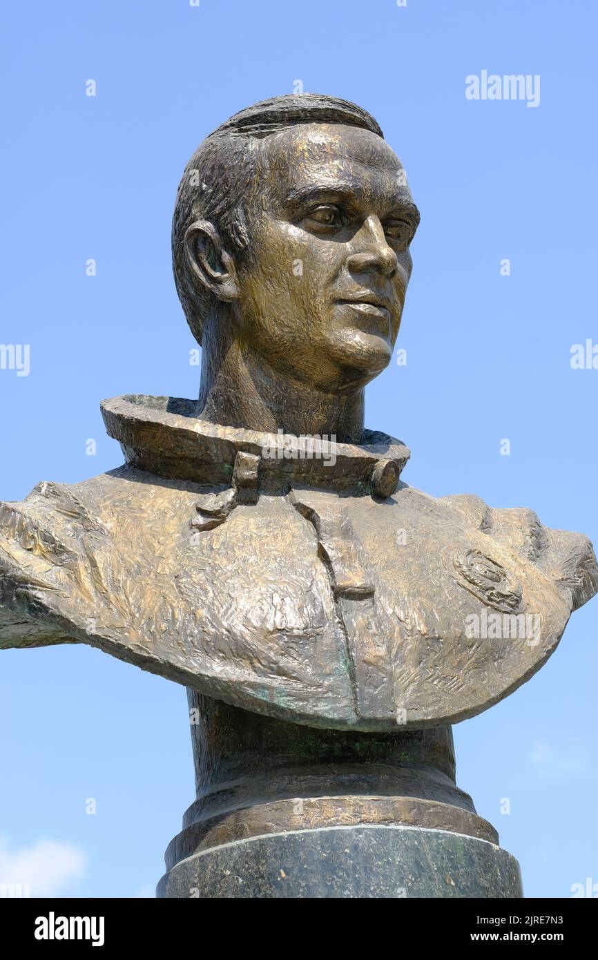 Tashkent Uzbekistán - estatua de Vladimir Dzhanibekov líder cosmonauta uzbeko que pasó 145 días en el espacio al lado del Memorial de cosmonautas Foto de stock