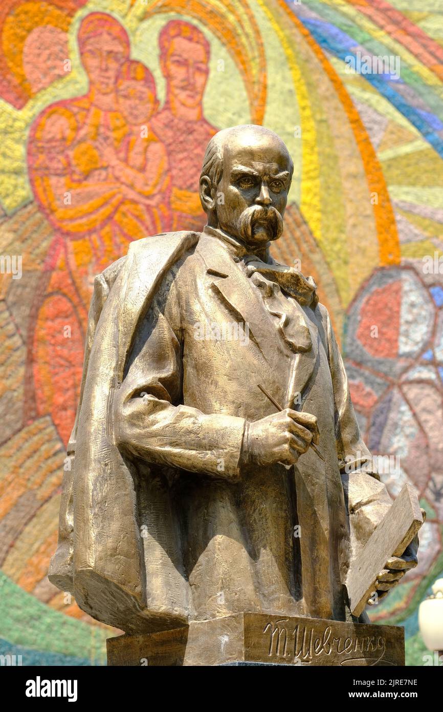 Tashkent Estatua de Uzbekistán de Taras Shevchenko Autor ucraniano, poeta y pintor frente a un colorido mosaico relacionado con sus obras. Foto de stock