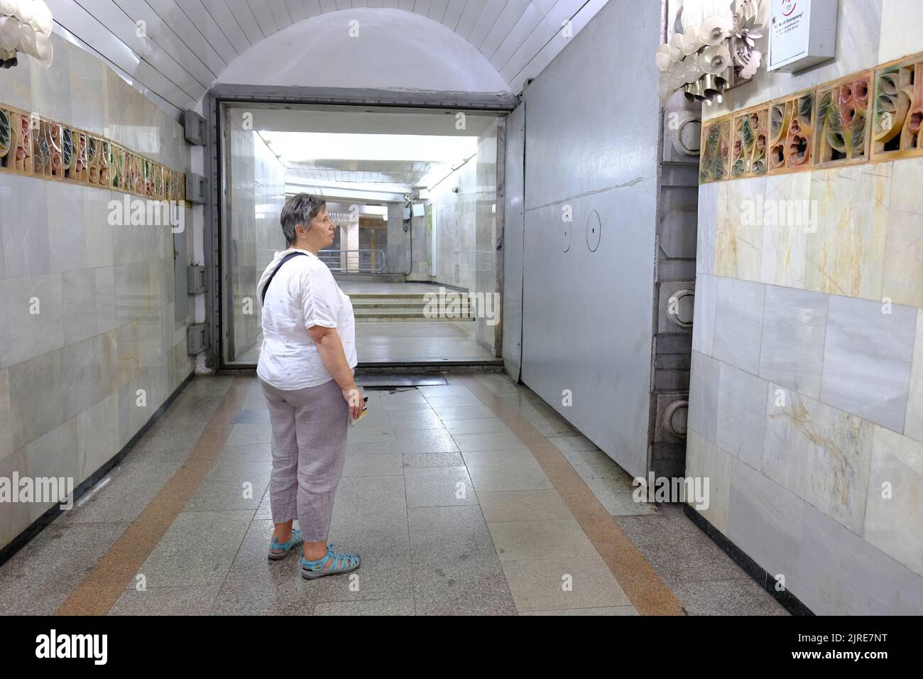 Tashkent Uzbekistán Un visitante mira una enorme puerta a prueba de explosión de bombas nucleares de acero en una estación de metro de Tashkent Foto de stock