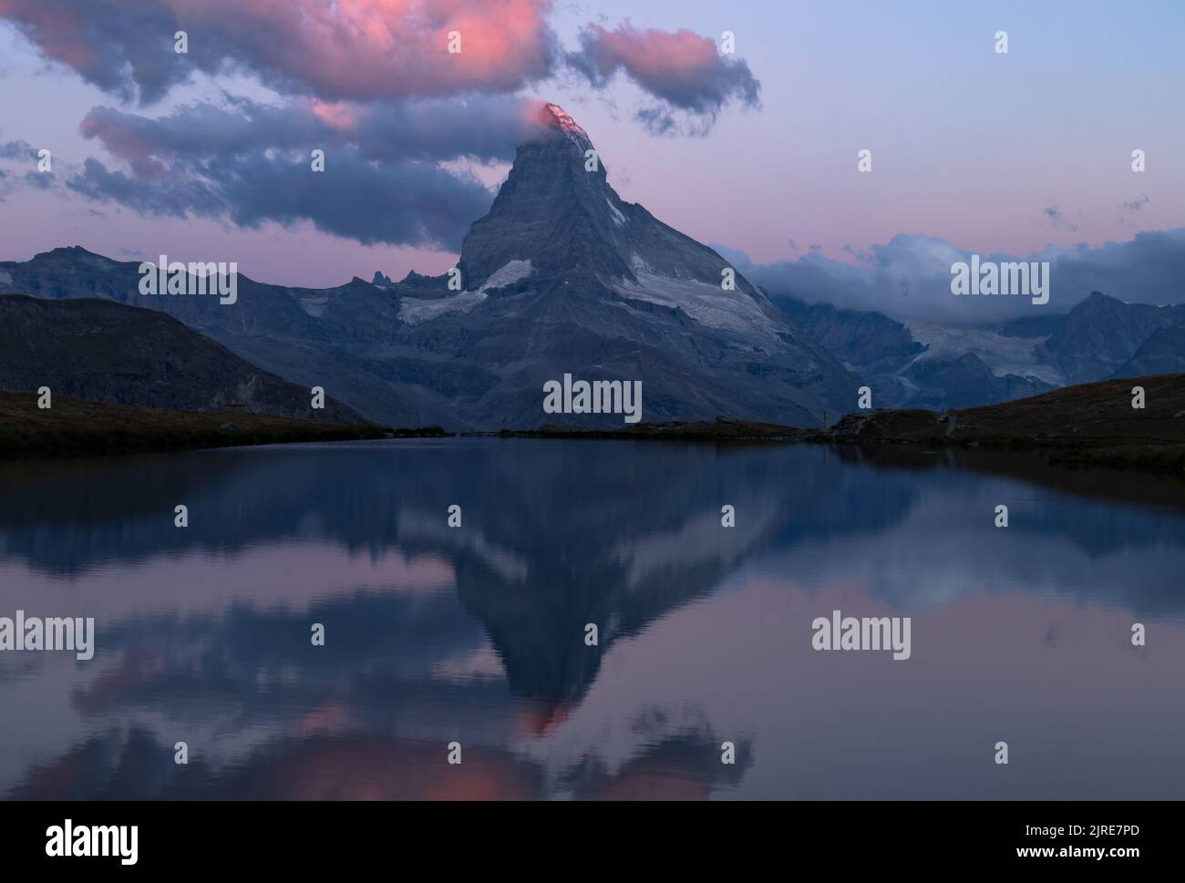 Salida del sol en el lago Stelisee con vistas a Matterhorn Foto de stock