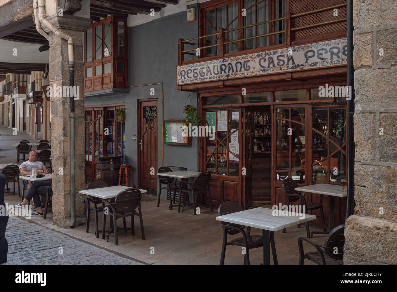 Los huéspedes en la terraza al aire libre de un restaurante en la calle principal de la localidad de Morella, Castellón, Comunidad Valenciana, España, Europa Foto de stock