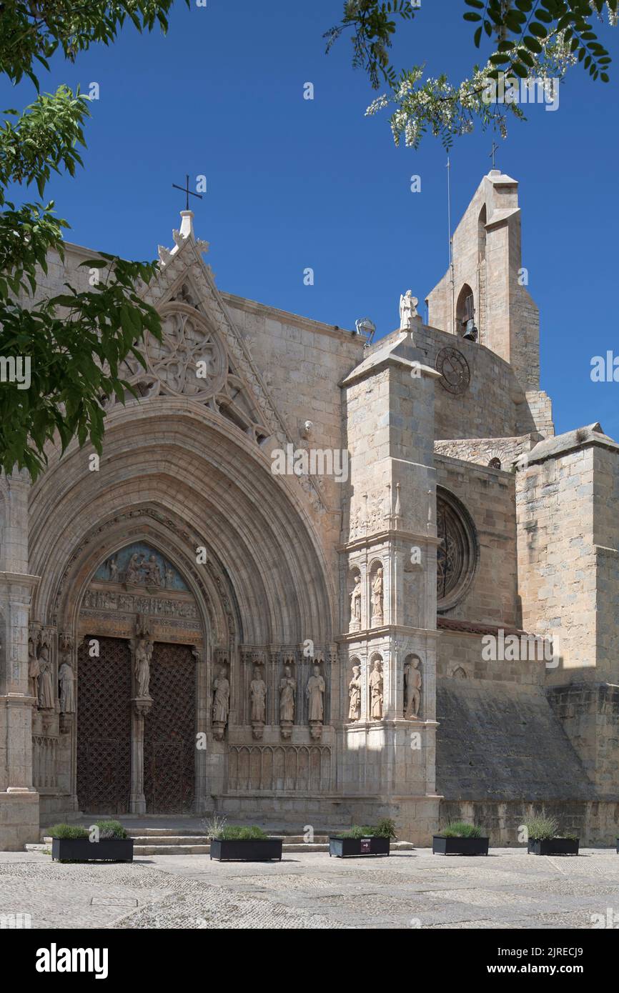 Puerta de entrada adornada de la Iglesia del Arzobispado de Santa María la Mayor, Morella, Castellón, Comunidad Valenciana, España, Europa Foto de stock