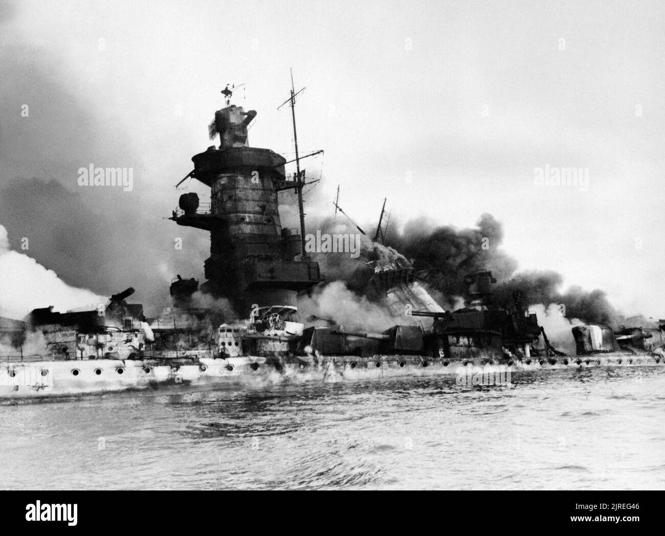 El acorazado de bolsillo alemán ADMIRAL Graf Spee en llamas tras ser saboteado fuera de Montevideo, Uruguay, después de la batalla del río de La Plata, el 17 de diciembre de 1939. Foto de stock