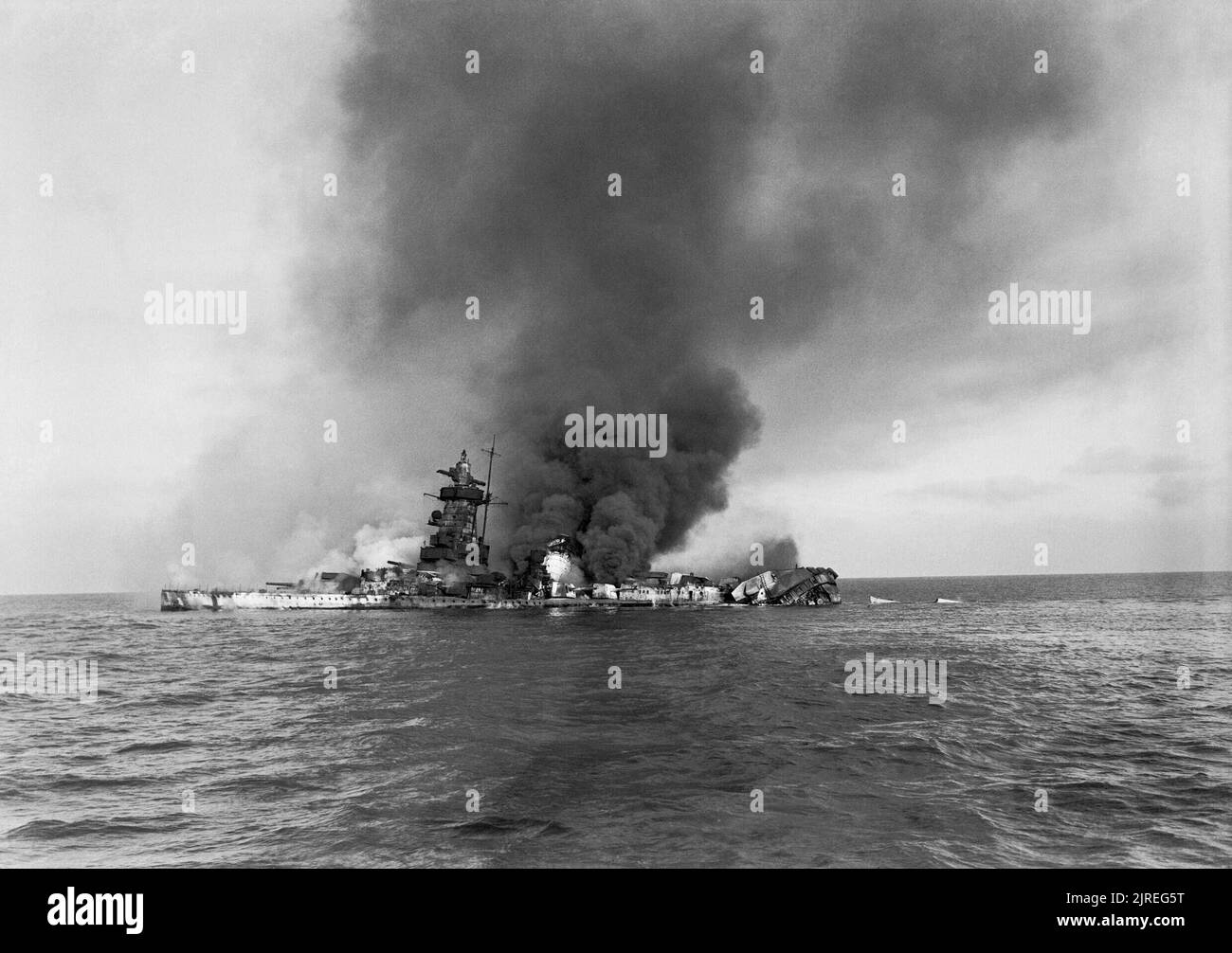 El acorazado de bolsillo alemán ADMIRAL Graf Spee en llamas tras ser saboteado fuera de Montevideo, Uruguay, después de la batalla del río de La Plata, el 17 de diciembre de 1939. Foto de stock