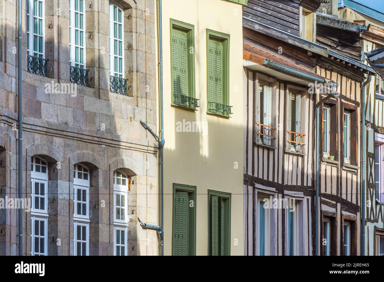 Típicos estilos arquitectónicos mixtos y acabados en la calle del 'casco antiguo' de Limoges, Haute-Vienne (87), Francia. Foto de stock