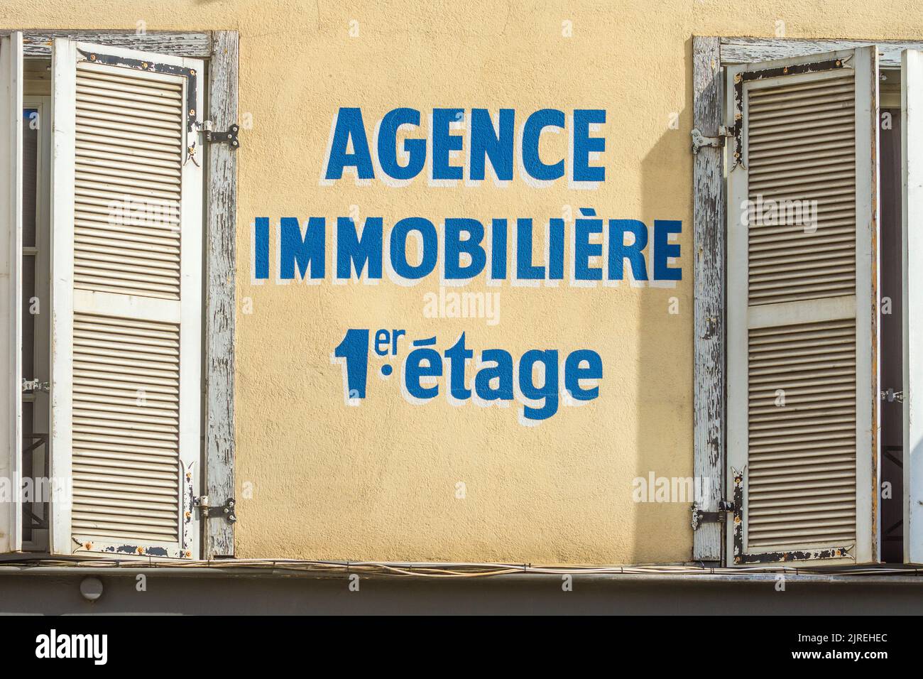 Letras francesas / tipografía para 'agente inmobiliario' en el lado del edificio - Limoges, Haute-Vienne (87), Francia. Foto de stock