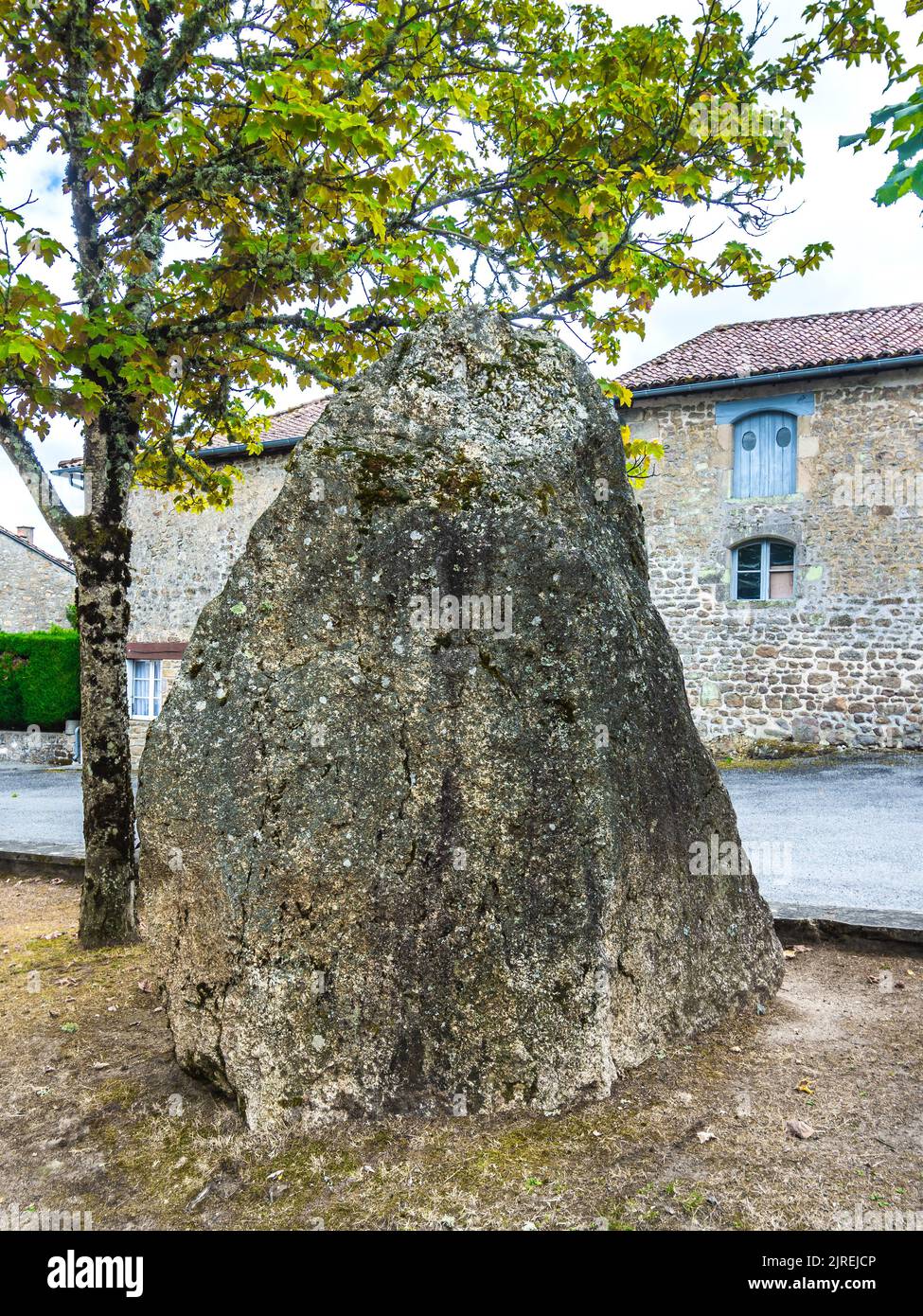 Neolítico de piedra en pie en el centro del pueblo - Compreignac, Haute-Vienne (87), Francia. Foto de stock