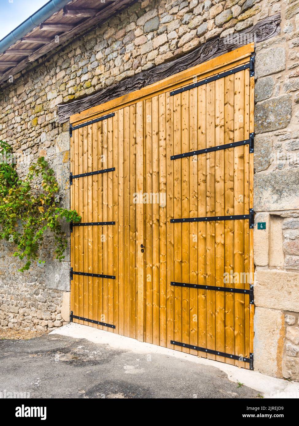 Nuevas puertas de garaje dobles grandes - Compreignac, Haute-Vienne (87), Francia. Foto de stock