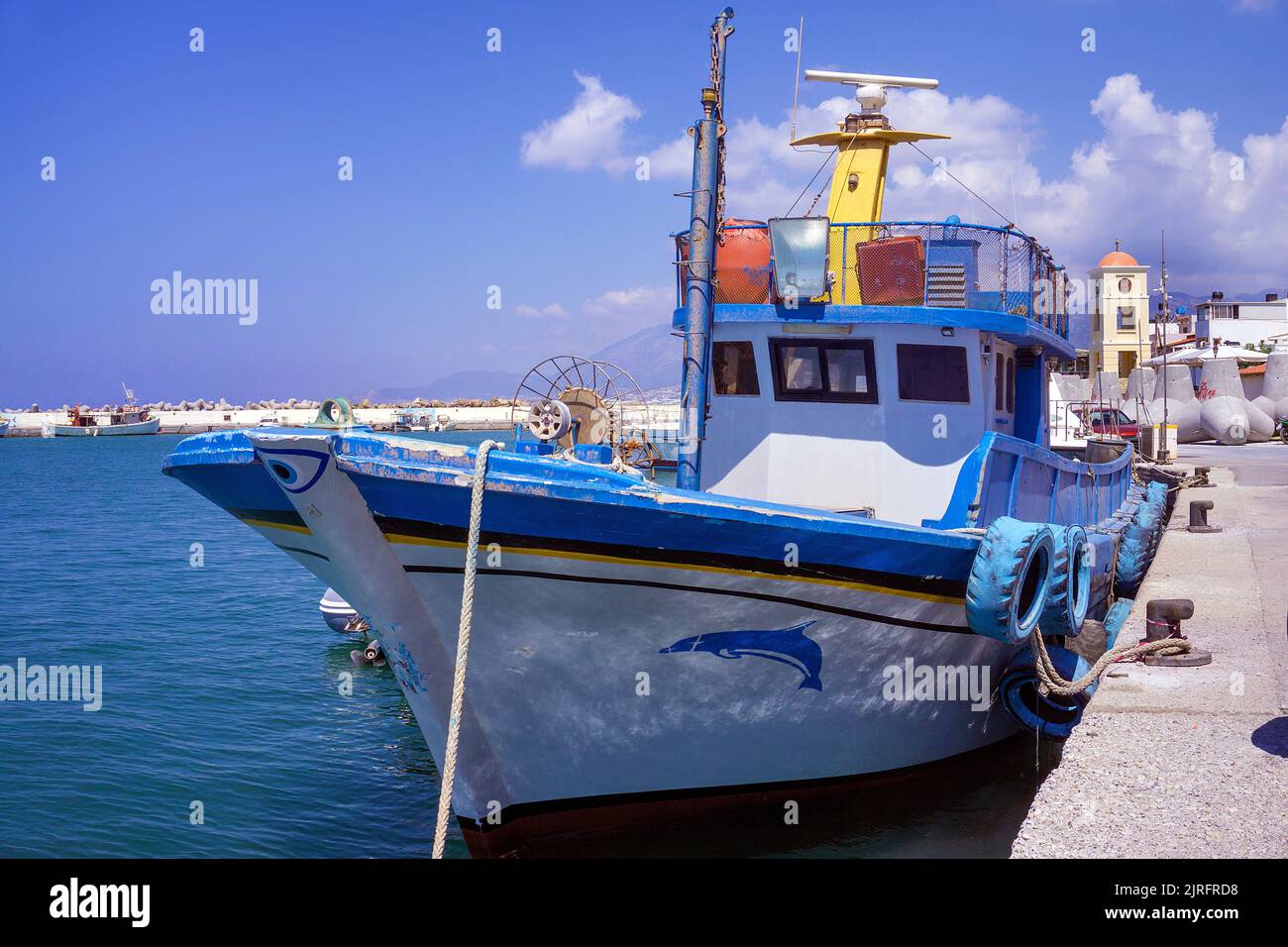 Barco de pesca en el puerto de Ierapetra, la ciudad más meridional de Grecia, Creta, Grecia, Europa Foto de stock