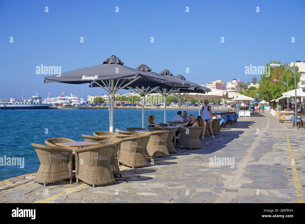 Paseo marítimo en Ierapetra, Ierapetra es la ciudad más meridional de Grecia, Creta, Grecia, Europa Foto de stock