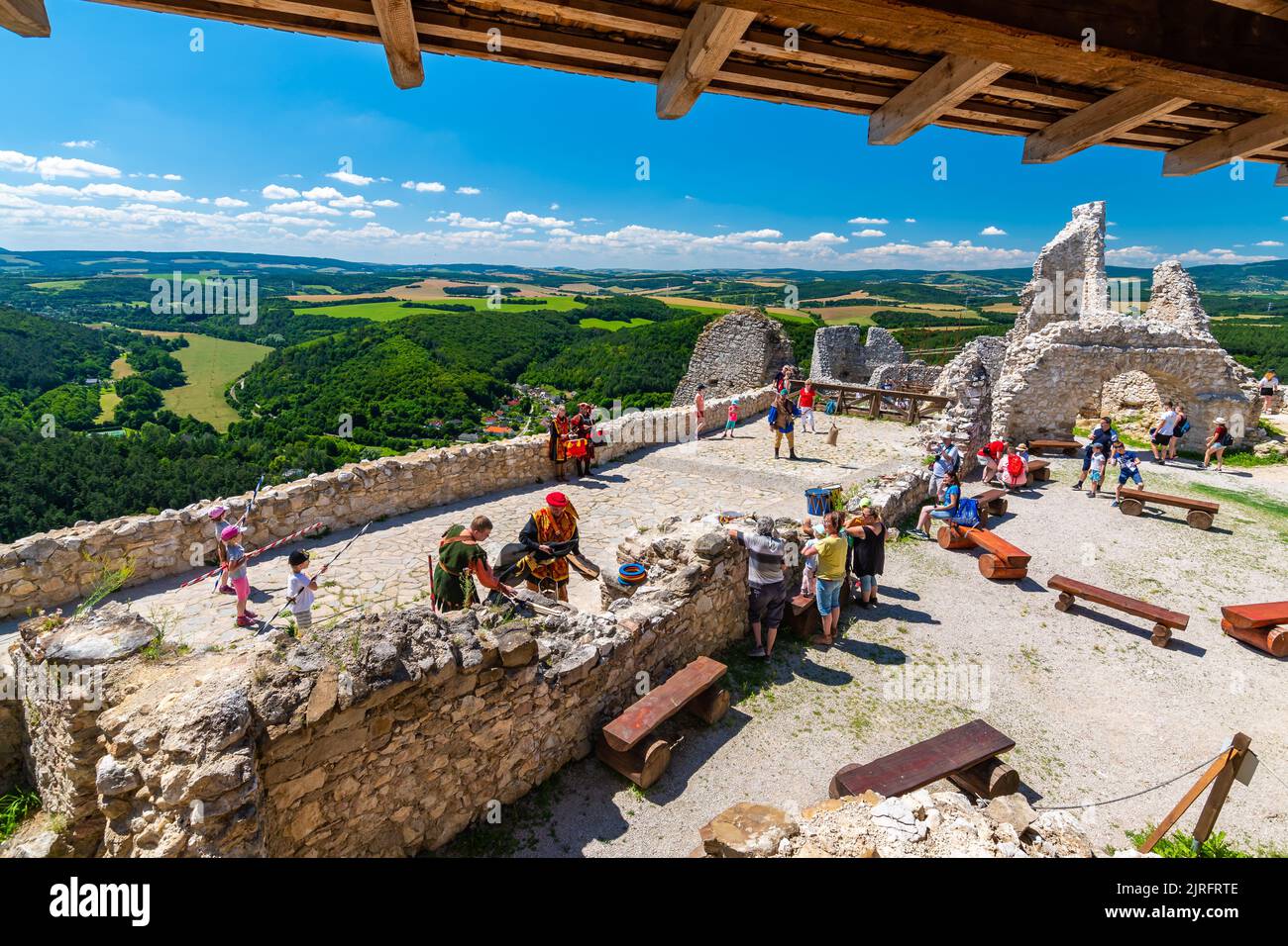 Cachtice, Eslovaquia - 4,7.2020: La gente juega juegos medievales en el castillo de Cachtice, Eslovaquia. Famoso castillo conocido por la leyenda de la dama de sangre Bathor Foto de stock