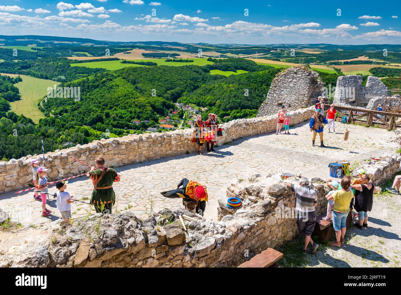 Cachtice, Eslovaquia - 4,7.2020: La gente juega juegos medievales en el castillo de Cachtice, Eslovaquia. Famoso castillo conocido por la leyenda de la dama de sangre Bathor Foto de stock