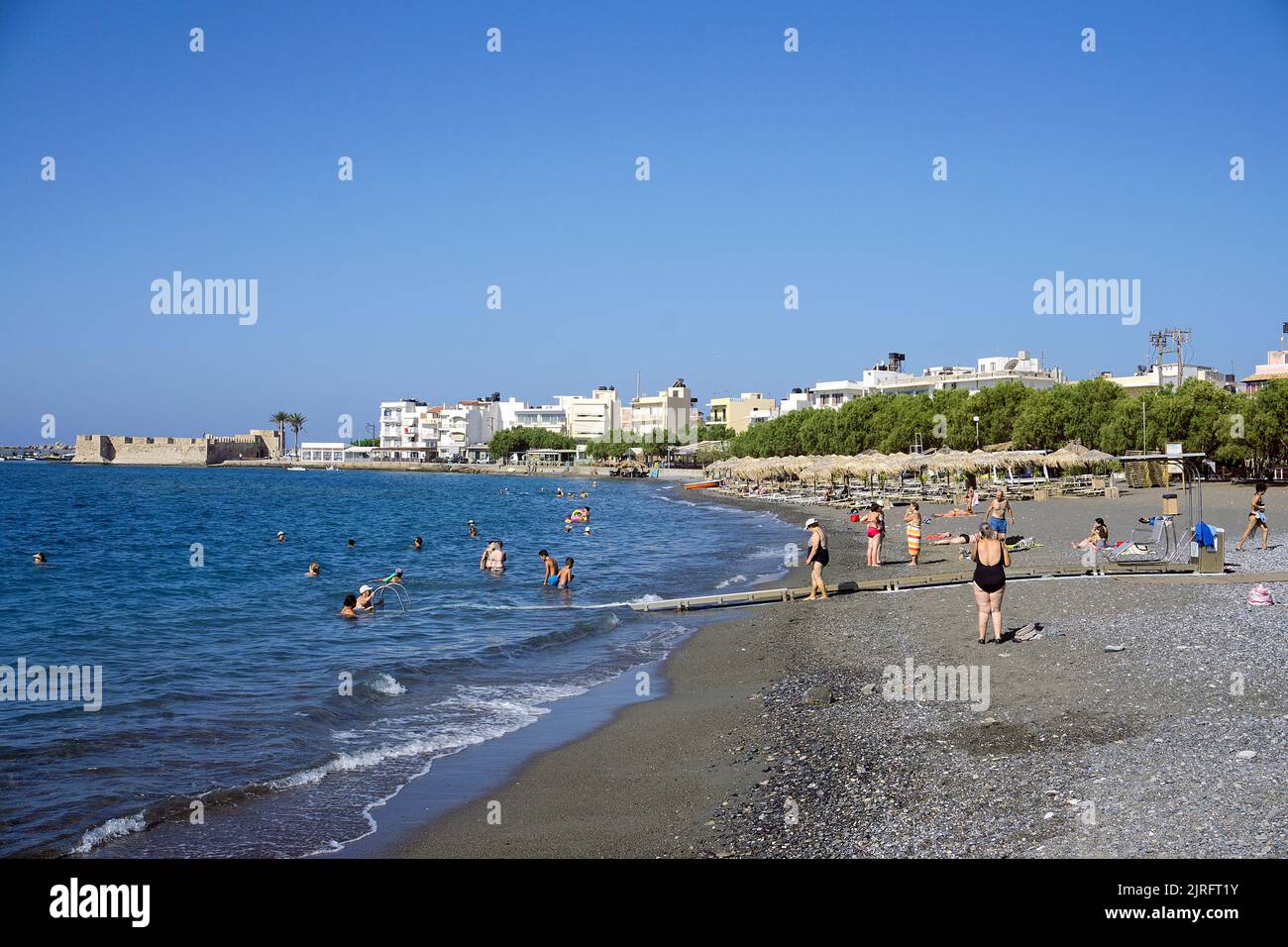 Playa de baño y la histórica fortaleza veneciana en Ierapetra, la ciudad más meridional de Grecia, Creta, Grecia, Europa Foto de stock