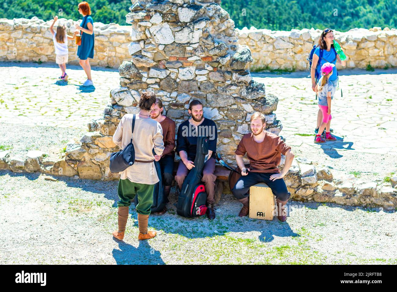 Cachtice, Eslovaquia - 4,7.2020: La gente juega juegos medievales en el castillo de Cachtice, Eslovaquia. Famoso castillo conocido por la leyenda de la dama de sangre Bathor Foto de stock
