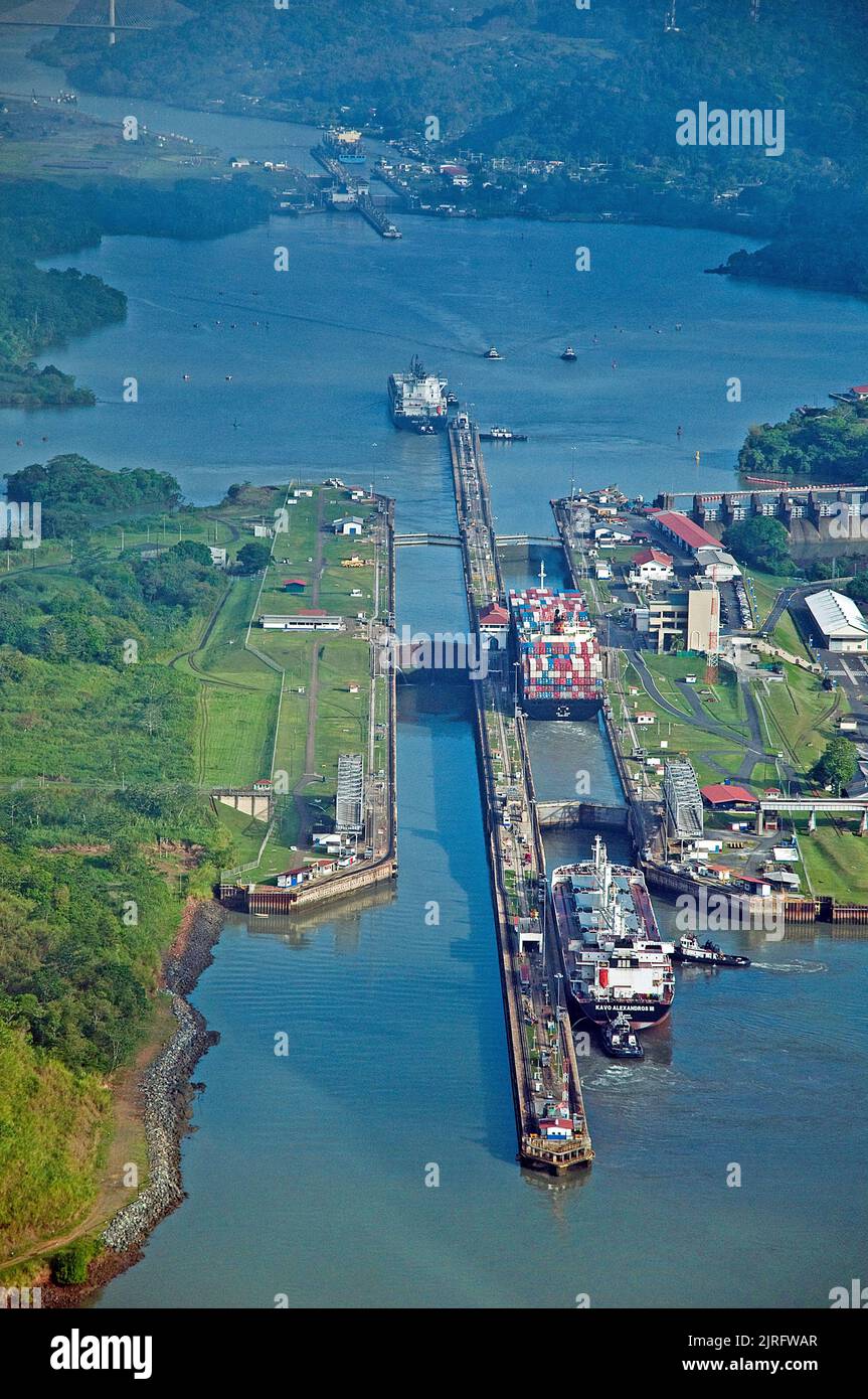 Puerta de Miraflores en el Canal de Panamá, la vía de agua artificial más importante de la palabra, que conecta el Océano Atlántico con el Océano Pacífico, Panamá Foto de stock