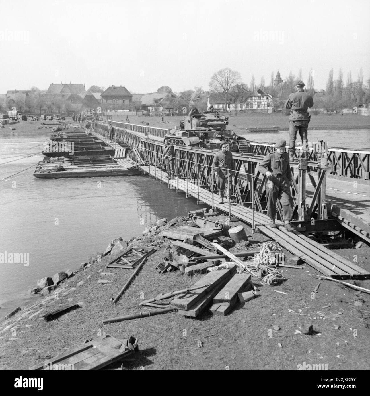 El ejército británico en el norte de Europa occidental 1944-45 Comet de tanques del 2º Fife and Forfar Yeomanry, 11ª División Acorazada, cruzando el Weser en Petershagen, el 7 de abril de 1945. Foto de stock