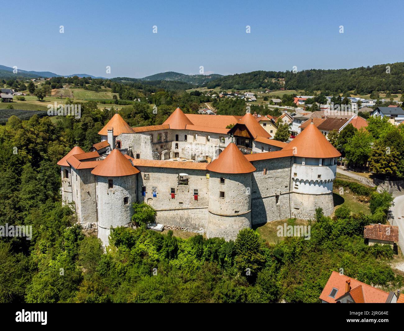 Vista aérea del castillo medieval de Zuzemberk o Seisenburg o Sosenberch, situada en la terraza sobre el cañón del río Krka, Eslovenia central. Foto de stock