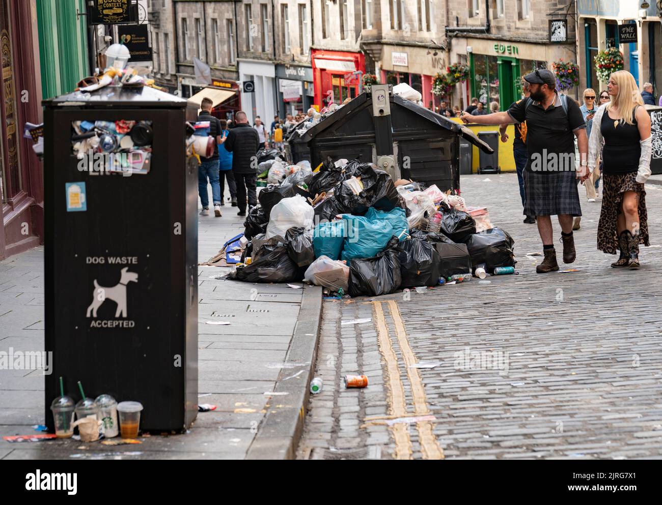 Edimburgo, Escocia, Reino Unido. 24th de agosto de 2022. La basura se ve apilada en las calles del centro de Edimburgo el día siete de una huelga de 12 días de los recolectores de basura de la ciudad. Noticias en vivo de Iain Masterton/Alamy Foto de stock