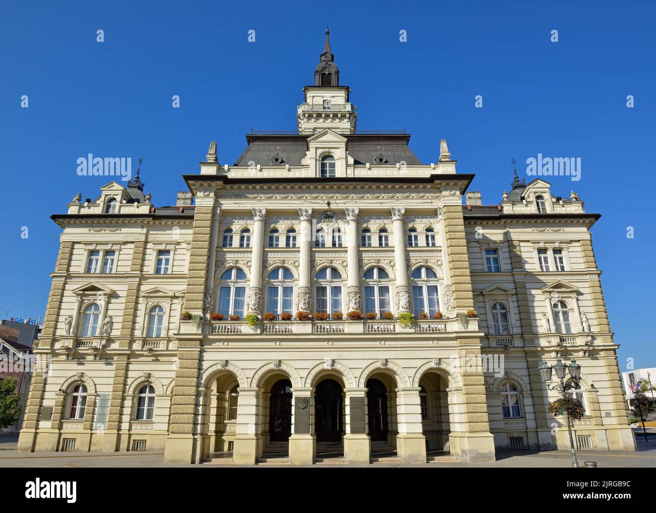 Ayuntamiento, Plaza de la Libertad, Novi Sad, Serbia. Un edificio monumental neo-renacentista situado en el centro de la ciudad Foto de stock