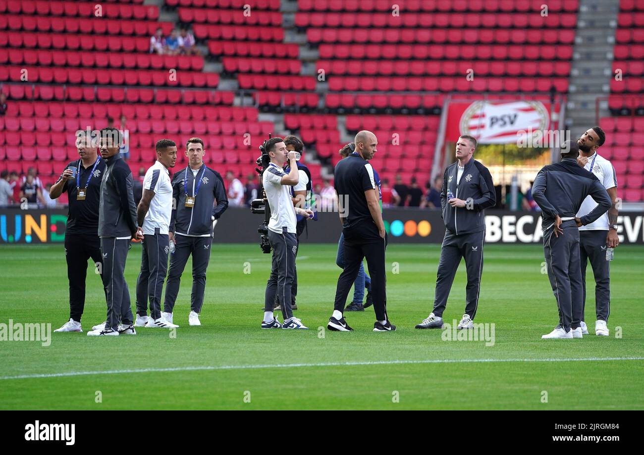 Los jugadores de los Rangers inspeccionan el campo antes del partido de clasificación de la UEFA Champions League en el PSV Stadion, Eindhoven. Fecha de la foto: Miércoles 24 de agosto de 2022. Foto de stock