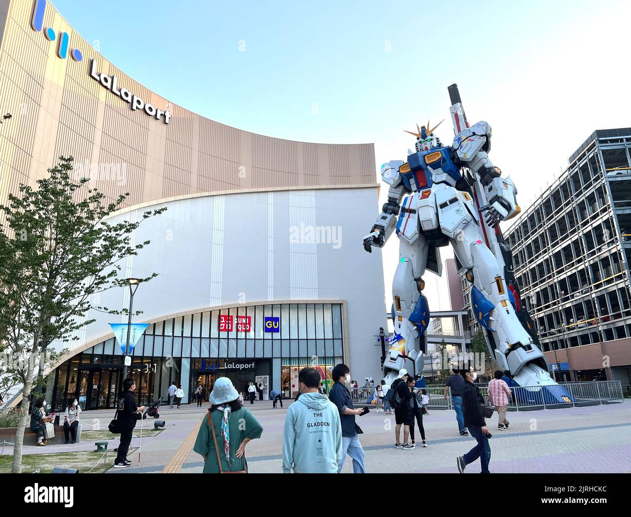 El robot Gundam de tamaño real en Lalaport Fukuoka, Japón Foto de stock