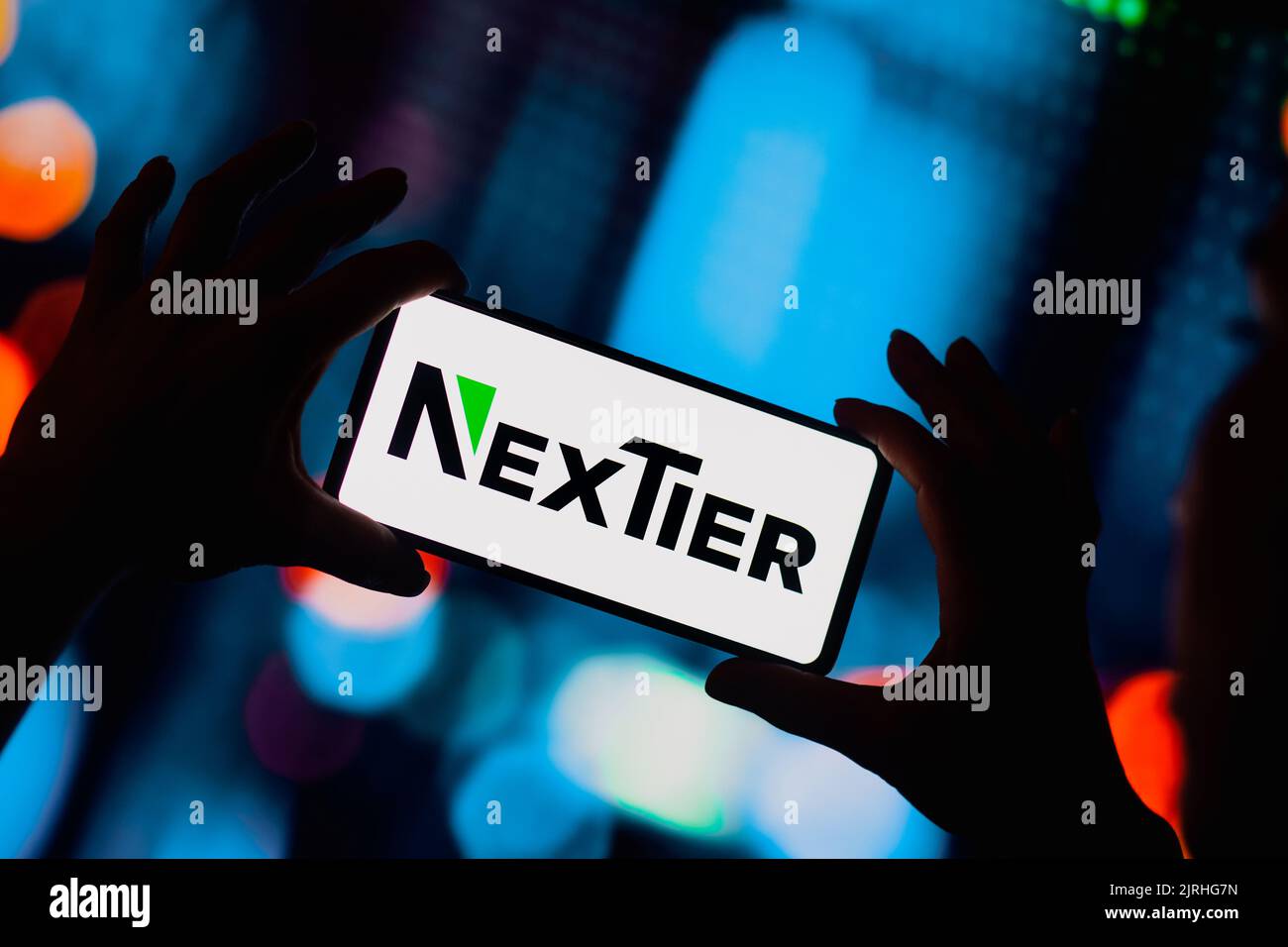 En esta ilustración fotográfica, el logotipo de NexTier Oilfield se muestra en la pantalla de un smartphone. Foto de stock