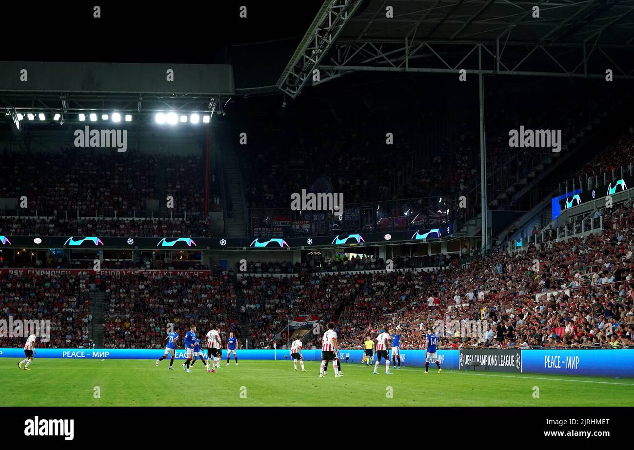 Vista general de la acción durante el partido de clasificación de la UEFA Champions League en el PSV Stadion, Eindhoven. Fecha de la foto: Miércoles 24 de agosto de 2022. Foto de stock