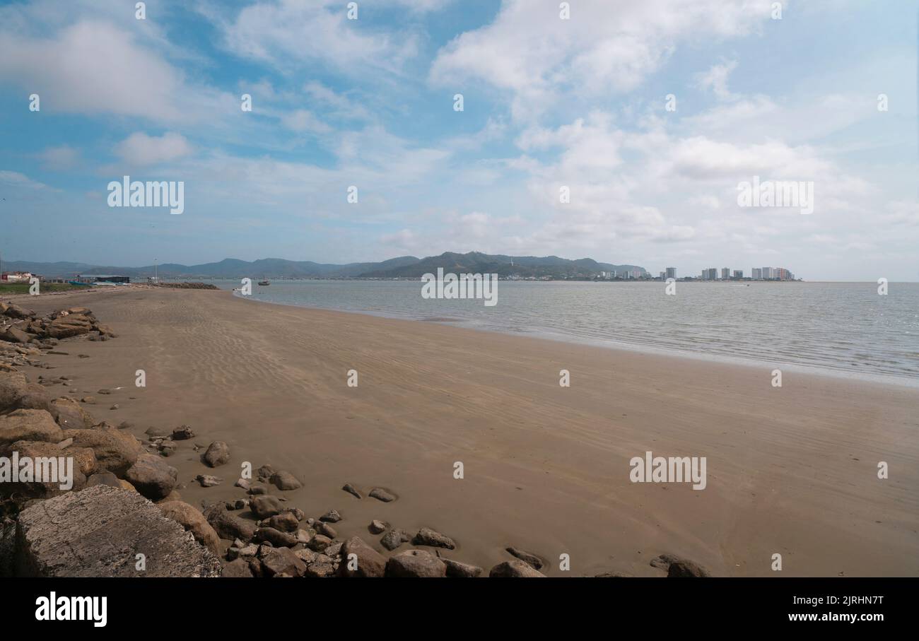 Vista panorámica de la ciudad de Bahía de Caraquez vista desde la playa de San Vicente en un día soleado Foto de stock