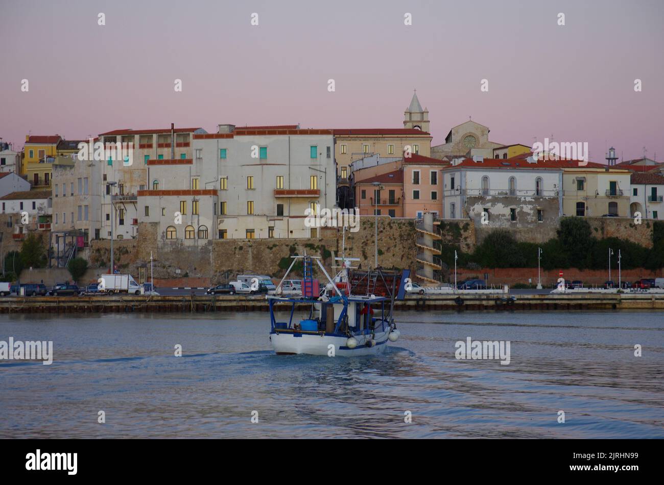 Termoli - Molise - El regreso de un pequeño barco de pesca después de un viaje de pesca Foto de stock