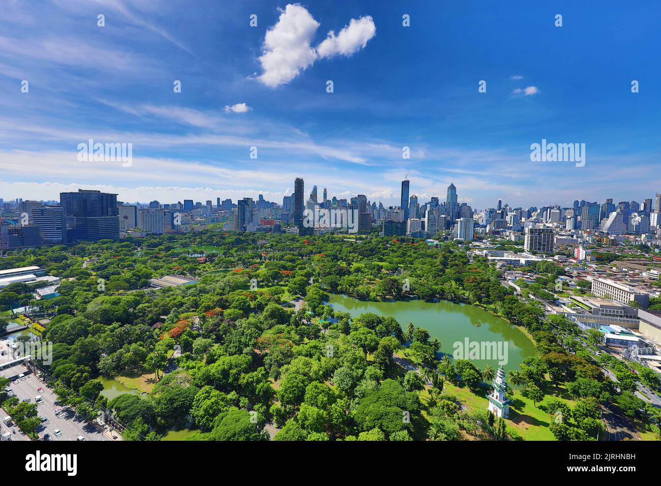 El horizonte de la ciudad de Bangkok y el Parque Lumphini, Bangkok, Tailandia Foto de stock