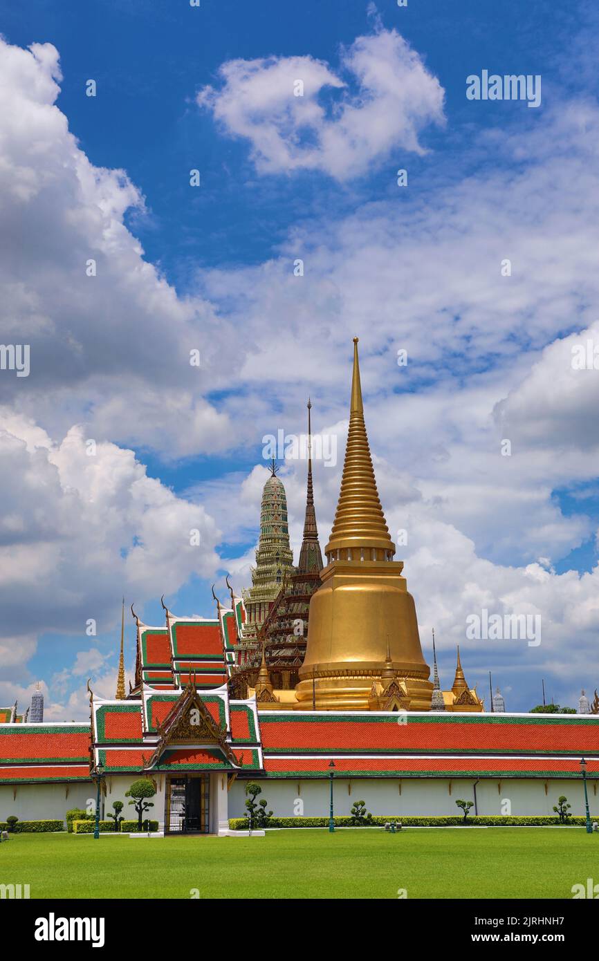 Golden Phra Si Rattana Chedi, Phra Mondop y Prasat Phra Thep Bidon en Wat Phra Kaew, Templo del Buda Esmeralda, Bangkok, Tailandia Foto de stock