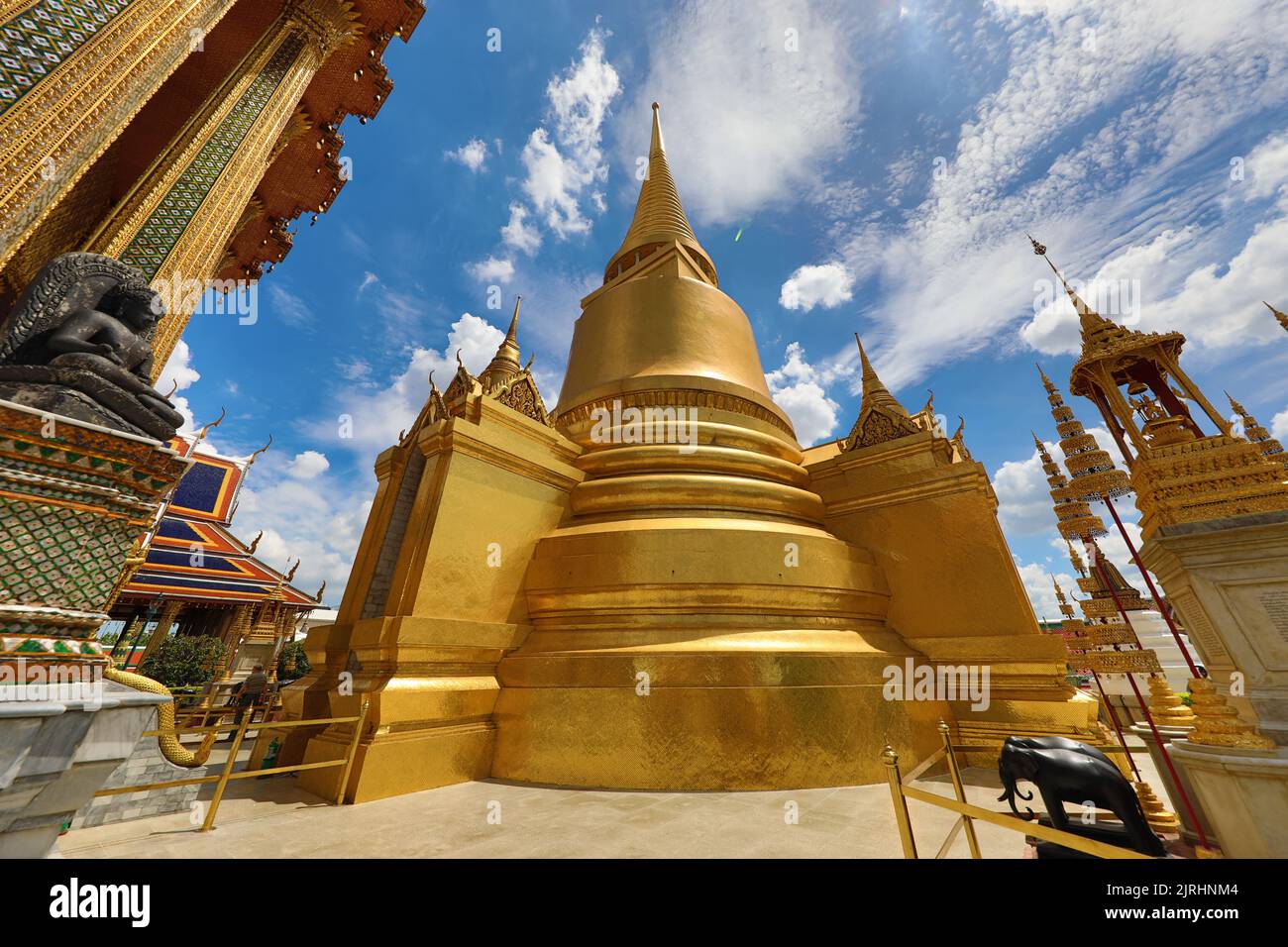 Golden Phra Si Rattana Chedi en Wat Phra Kaew, Templo del Buda Esmeralda, Bangkok, Tailandia Foto de stock