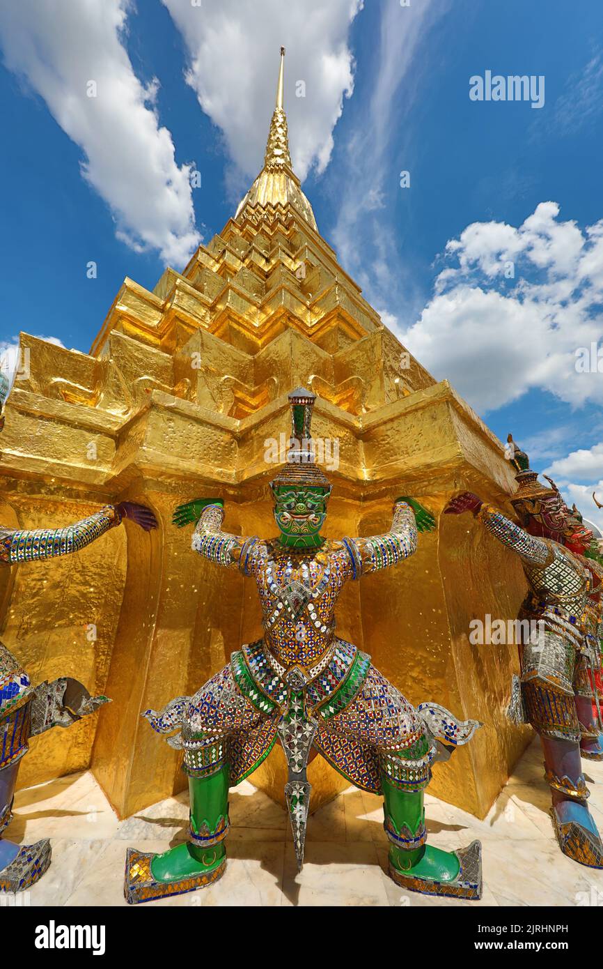 Estatua de Yaksha Demon en un chedi dorado, Phra Suvarnachedi, en Wat Phra Kaew, Templo del Buda Esmeralda, Bangkok, Tailandia Foto de stock