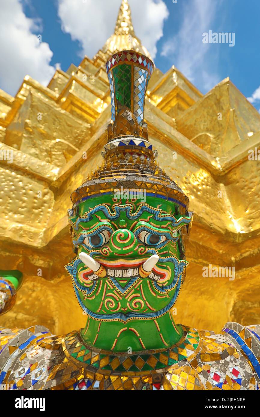 Estatua de Yaksha Demon en un chedi dorado, Phra Suvarnachedi, en Wat Phra Kaew, Templo del Buda Esmeralda, Bangkok, Tailandia Foto de stock